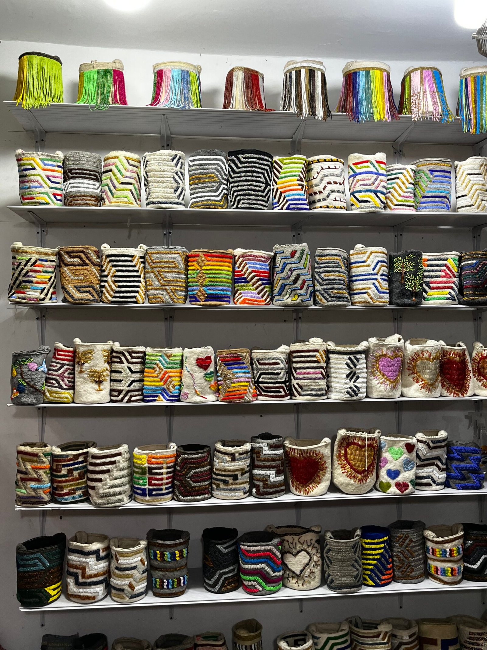 Estantes de artesanias wayuu